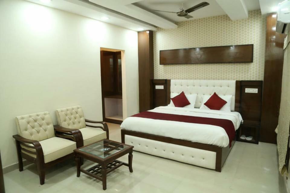 Hotel Eurasia Zirakpur Kültér fotó